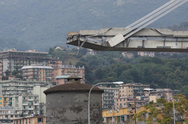 Numeros vehículos se han precipitado al vacío tras el derrumbe de la infraestructura