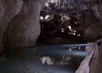 Imagen secundaria 1 - La cueva muestra aspectos inimaginables en sus rocas.