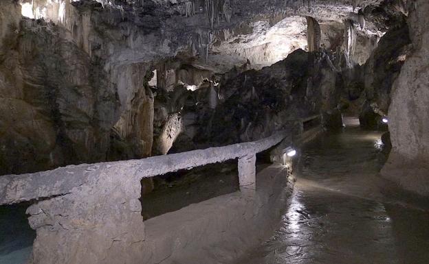 Imagen de uno de los pasillos de la Cueva de Valporquero.