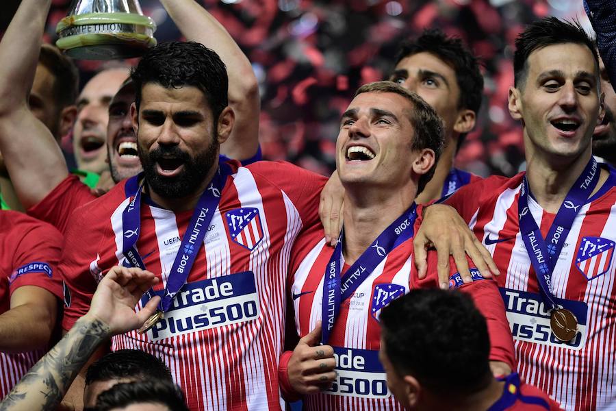 El equipo rojiblanco se proclamó campeón de la Supercopa de Europa y celebró el título delante de su afición en el césped de Tallin