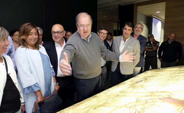 Juan Vicente Herrera en su visita a la Casa del Parque de San Zadornil.