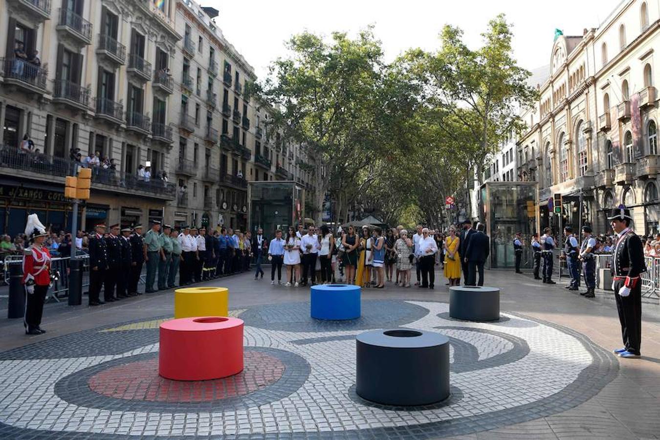 Barcelona recuerda a las víctimas de los atentados de Las Ramblas y Cambrils un año después.