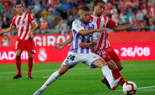 El delantero del Valladolid Keko Gontán lucha el balón con Marc Muniesa.