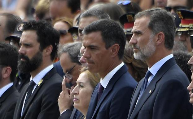 Los aplausos y 'vivas' al Rey contrarrestan las pancartas de los independentistas en Barcelona