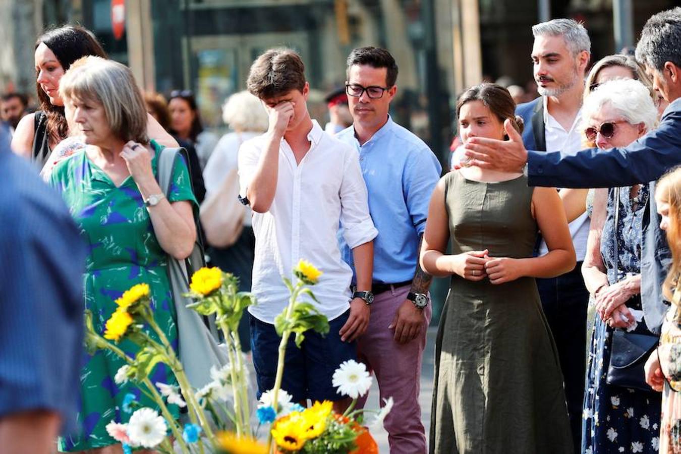 Barcelona recuerda a las víctimas de los atentados de Las Ramblas y Cambrils un año después.