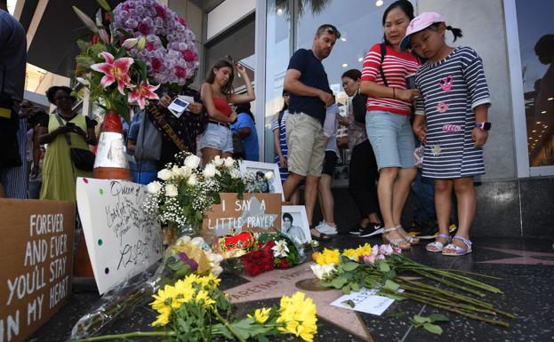 Flores, mensajes y fotos recuerdan a Aretha Franklin en el Paseo de la Fama de Hollywood.