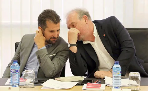 El portavoz del PSOE en las Cortes, Luis Tudanca (I), y el procurador José Francisco Martín durante la Junta de Portavoces de las Cortes.