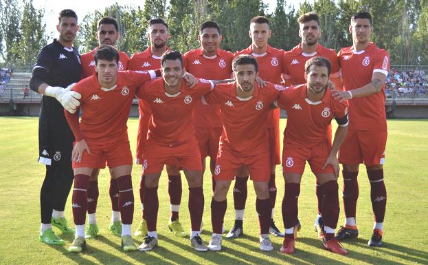 Nicho Escalante, en el centro de la fila posterior, en el primer partido de pretemporada.