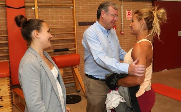 Marta Mejías y Antonio Silván saludan a Lydia Valentín.