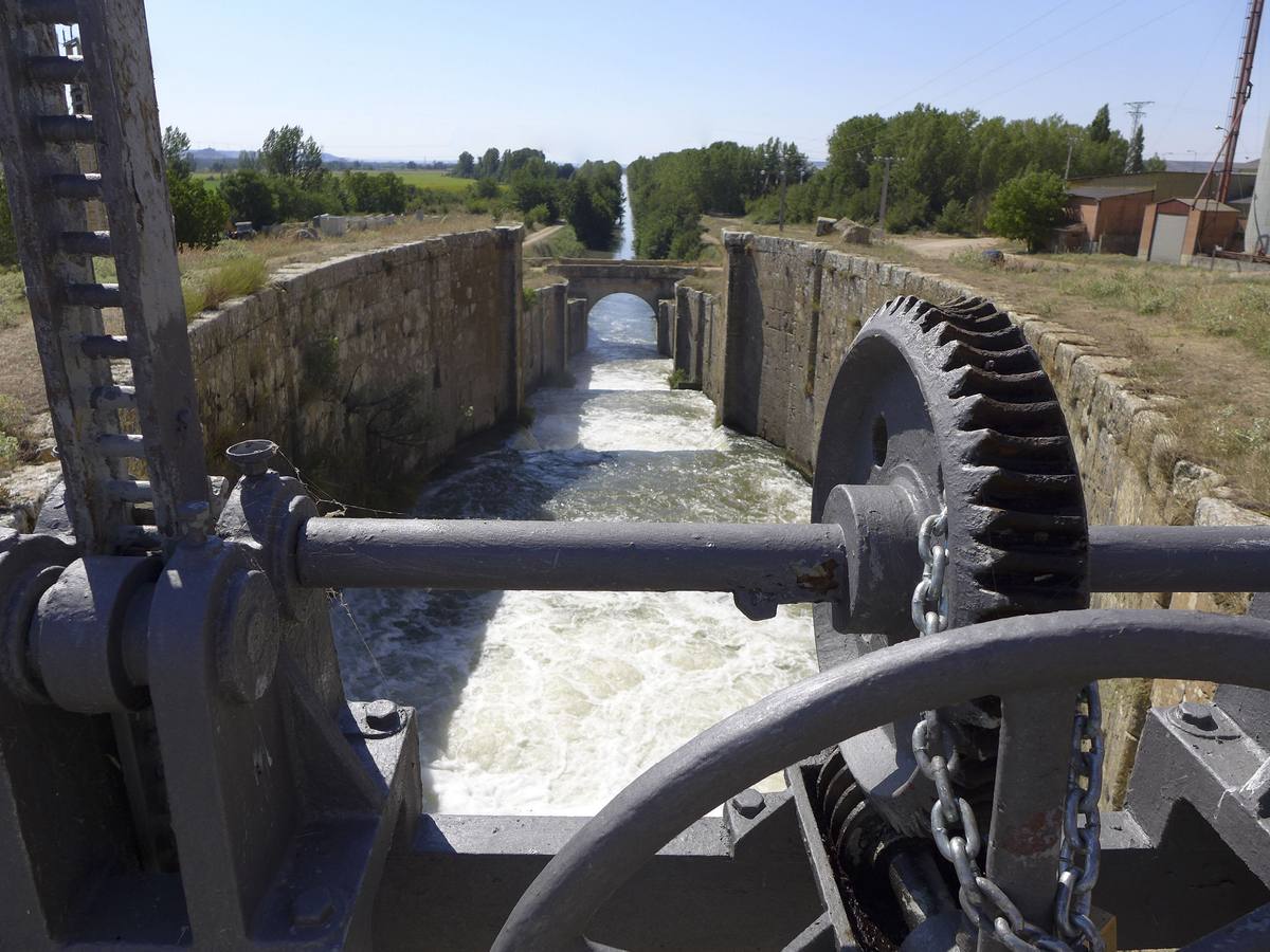 Las tres esclusas del Canal de Castilla, en el paraje grijotano de El Serrón.