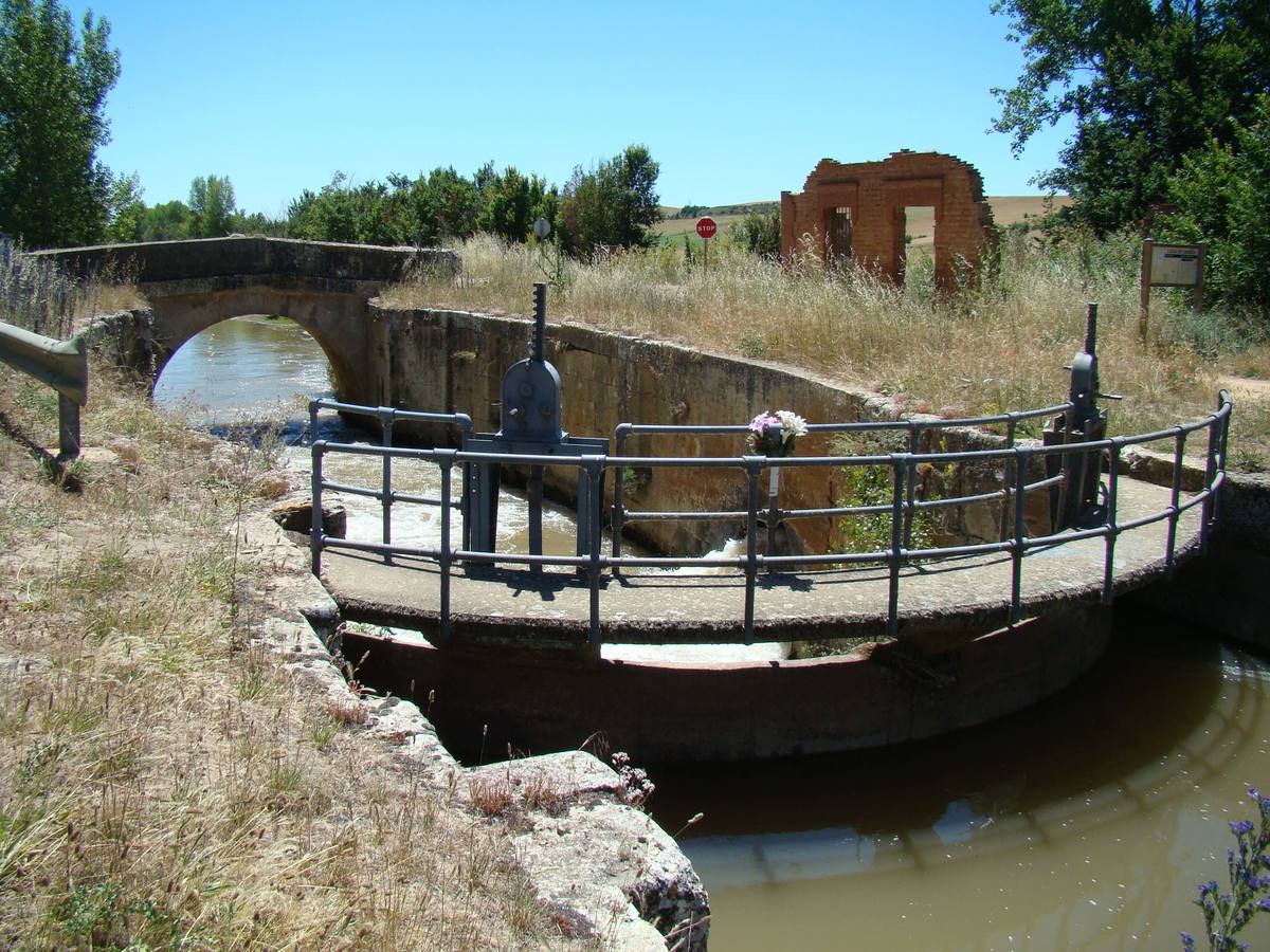 Puente tras la esclusa del Canal de Castilla en Naveros de Pisuerga.