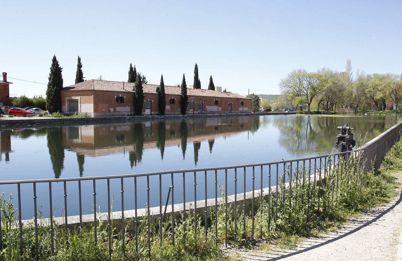 Dársena del Canal de Castilla en la ciudad de Palencia.