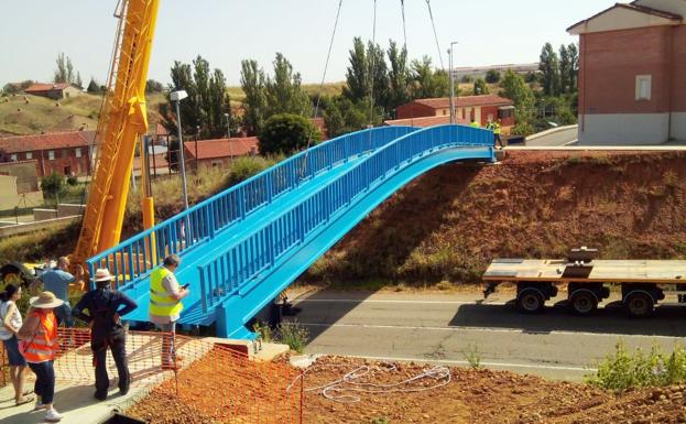 Imagen de la nueva pasarela instalada en la localiad de Ardoncino.