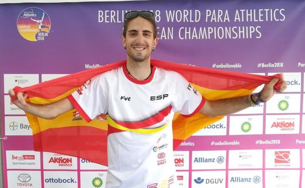 Dani Pérez, este jueves, tras conseguir su medalla de plata.