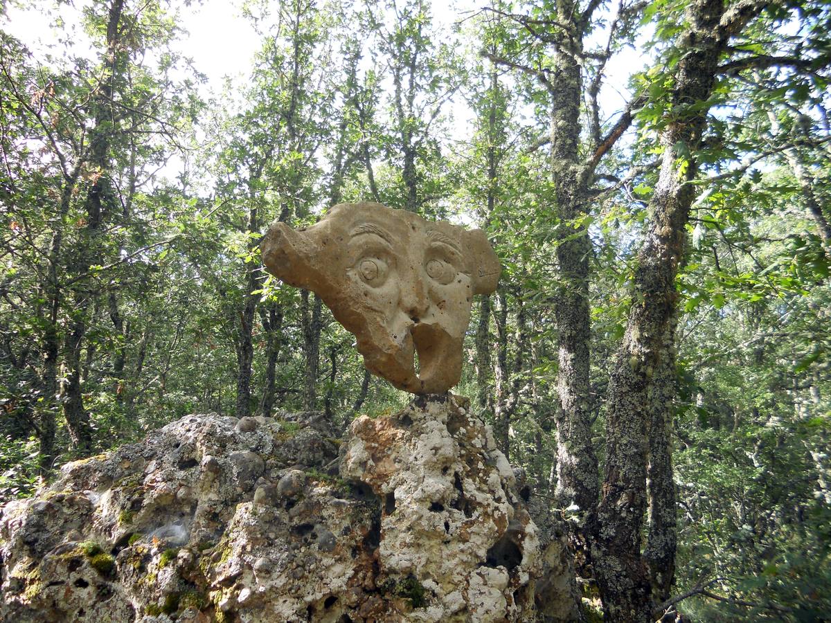 Una ruta de 11 kms, con un recorrido circular que une Villabellaco, Valle de Santullán y el Santuario del Carmen | Una senda en homenaje al escultor local Ursicinio Martínez entre bosques de rebollos y esculturas de sus compañeros del Grupo Muriel