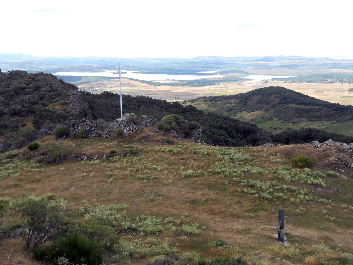 Una ruta de 11 kms, con un recorrido circular que une Villabellaco, Valle de Santullán y el Santuario del Carmen | Una senda en homenaje al escultor local Ursicinio Martínez entre bosques de rebollos y esculturas de sus compañeros del Grupo Muriel