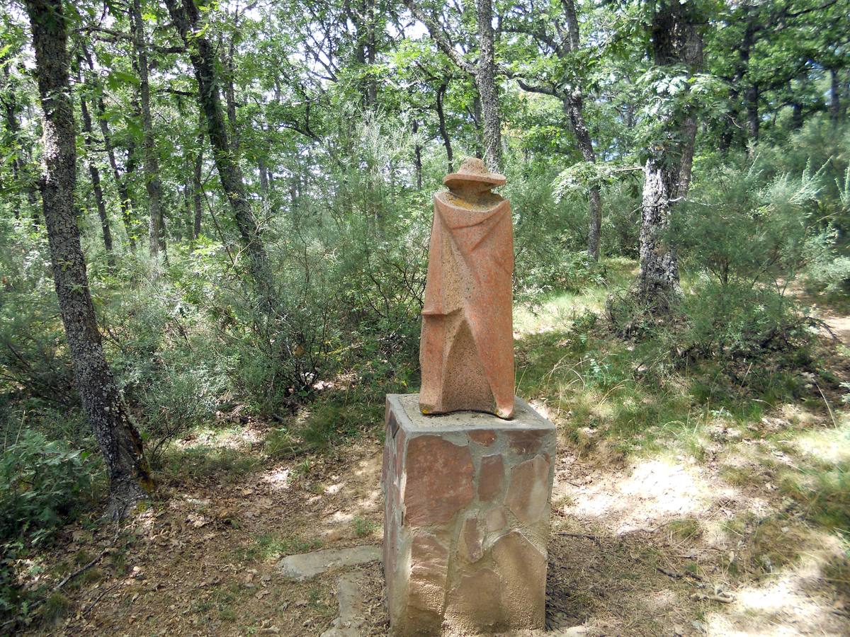 Una ruta de 11 kms, con un recorrido circular que une Villabellaco, Valle de Santullán y el Santuario del Carmen | Una senda en homenaje al escultor local Ursicinio Martínez entre bosques de rebollos y esculturas de sus compañeros del Grupo Muriel