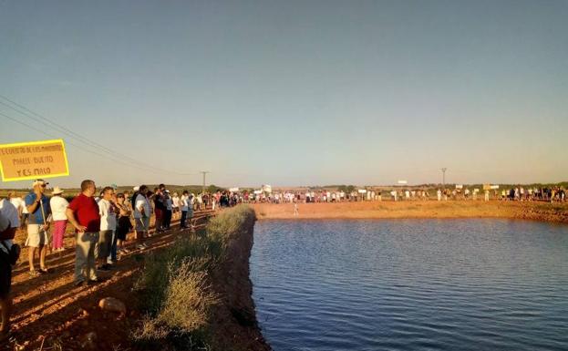 Las macrogranjas de crías de porcino sacan a la calle al medio rural