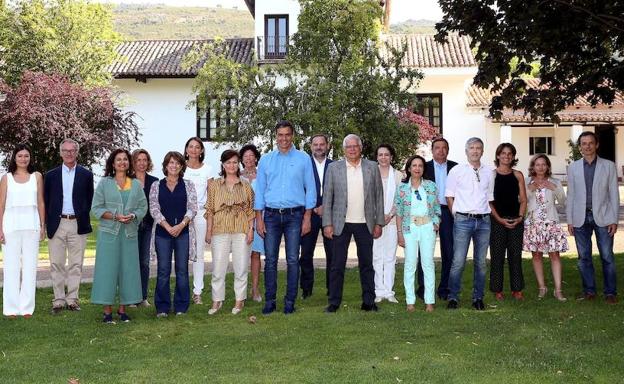 Pedro Sánchez, junto a sus 17 ministros.