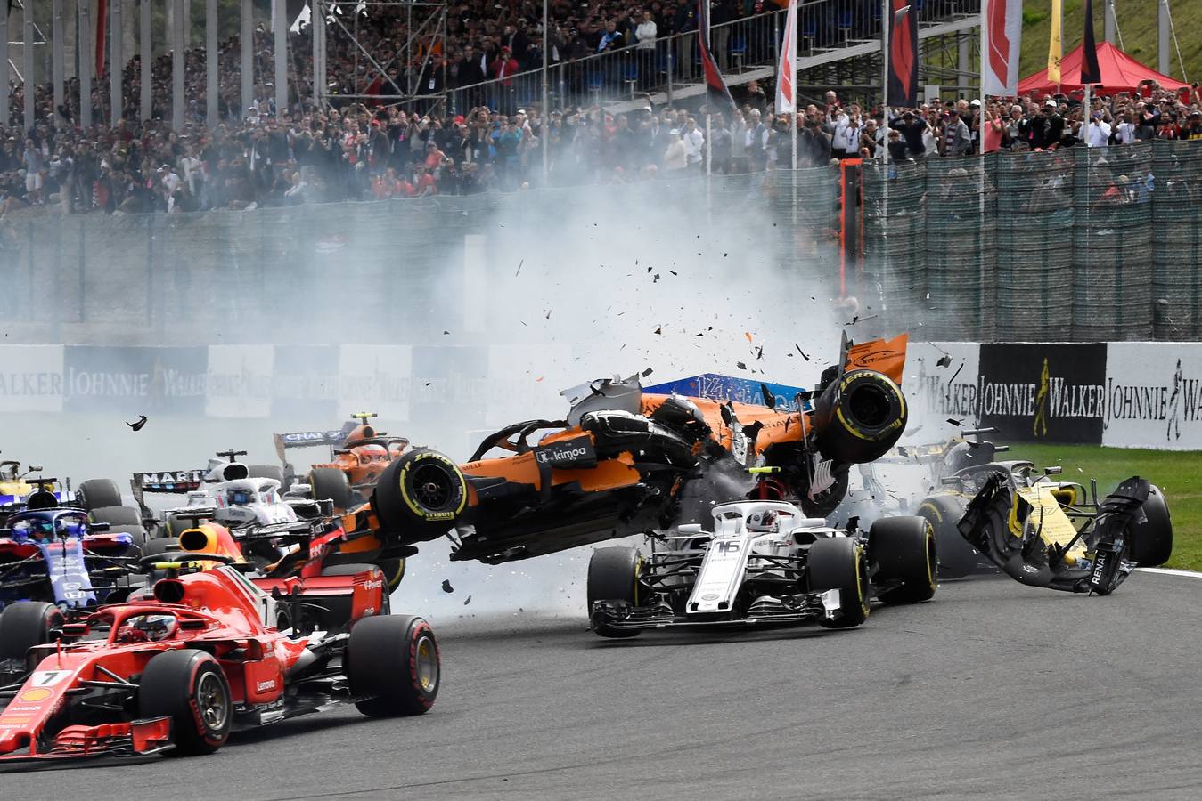 Fotos: Las imágenes del brutal accidente de Fernando Alonso