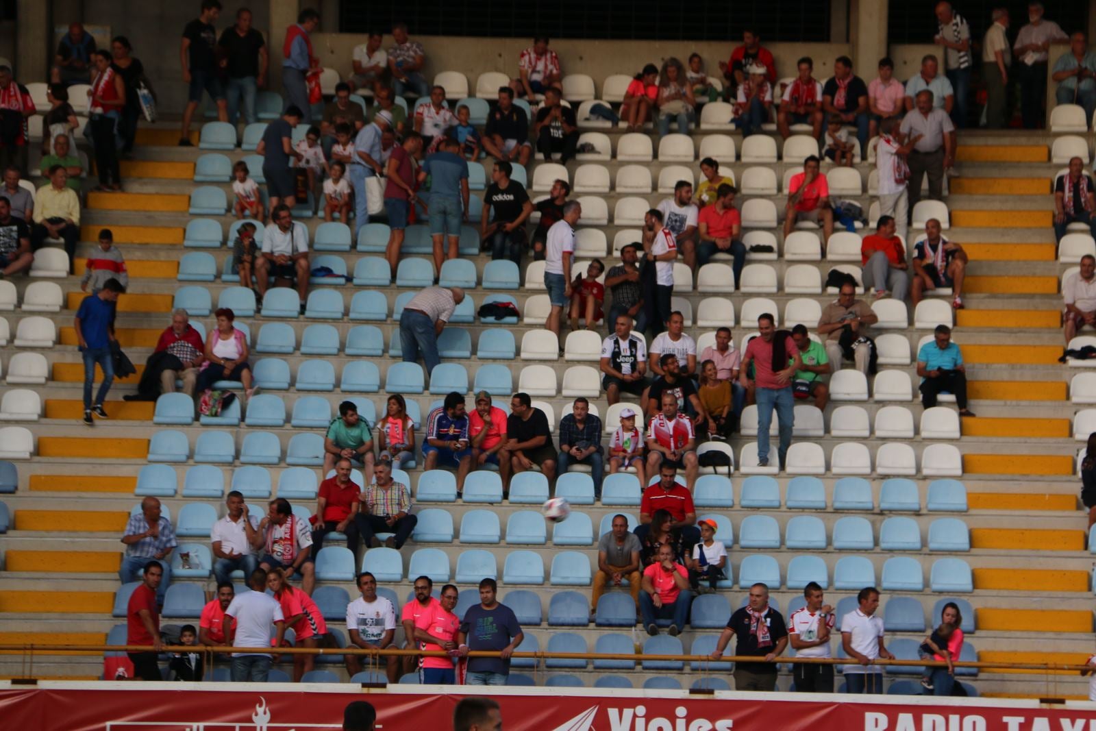 Las mejores imágenes del público del partido disputado entre la Cultural y el Rápido de Bouzas