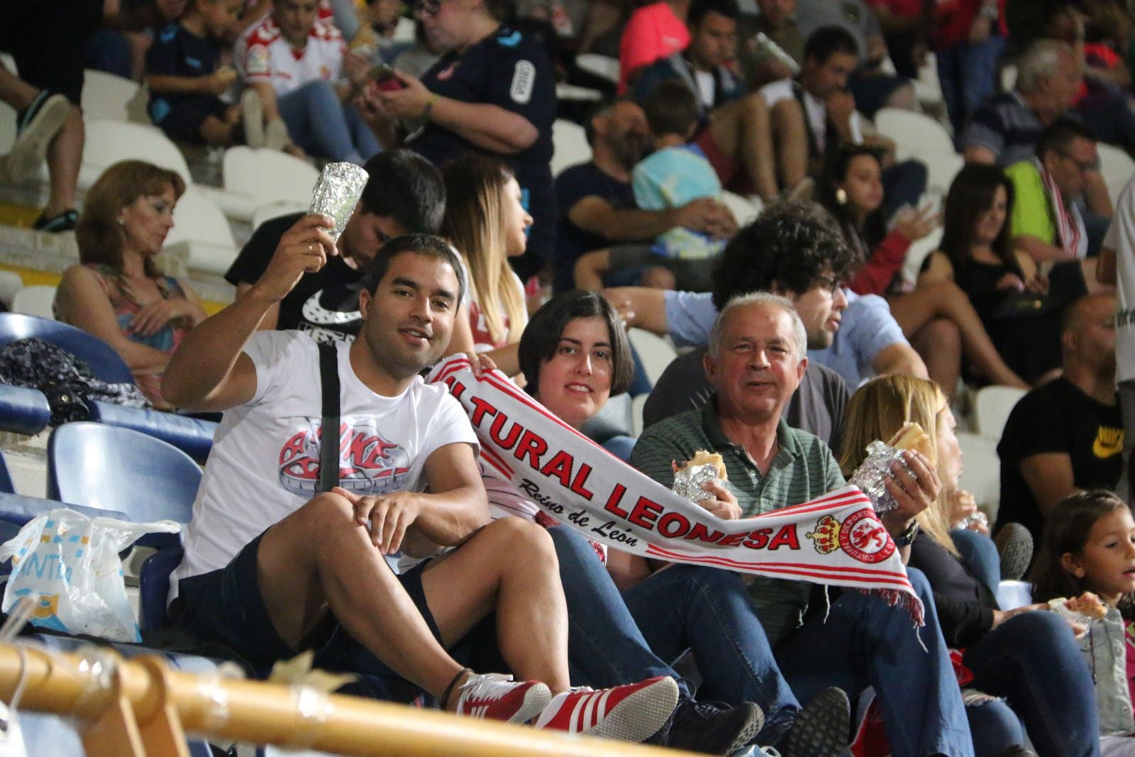 Las mejores imágenes del público del partido disputado entre la Cultural y el Rápido de Bouzas