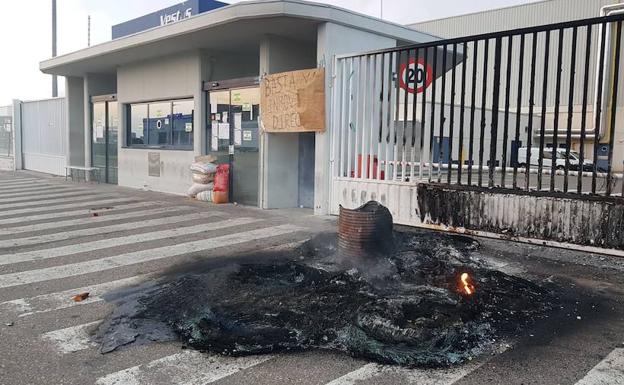 Barricada de neumáticos en la puerta de la planta de Vestas. 