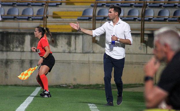 Víctor Cea, entrenador de la Cultural.