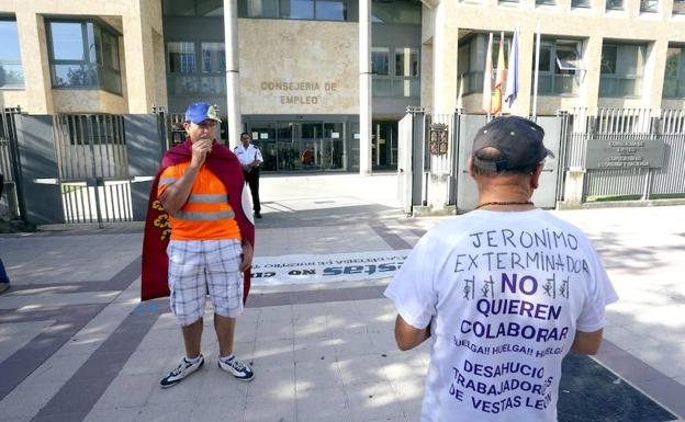 Trabajadores de Vestsa a las puertas de la Consejería de Empleo. 