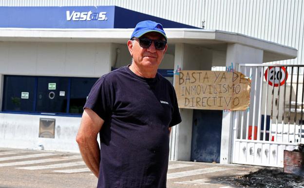 Juan Carlos, frente a la factoría de Vestas en Villadangos del Páramo. 