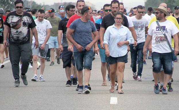 Trabajadores de Vestas, durante la concentración de este lunes.