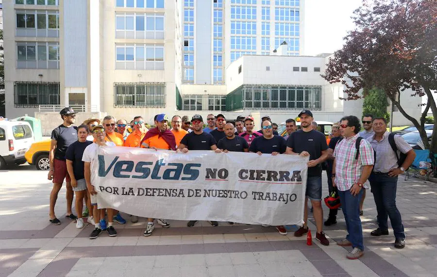 Fotos: Cumbre en Valladolid sobre la crisis de Vestas en León