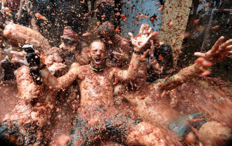 Unas 20.000 personas han lanzado 145.000 kilos de tomate en las fiestas de la localidad valenciana.