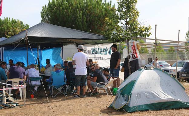 Trabajadores de Vestas, este jueves, en el campamento permanente.