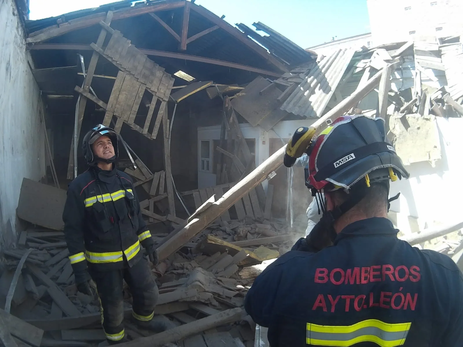 El derrumbe de la cubierta de una nave causa alarma en el barrio de La Vega