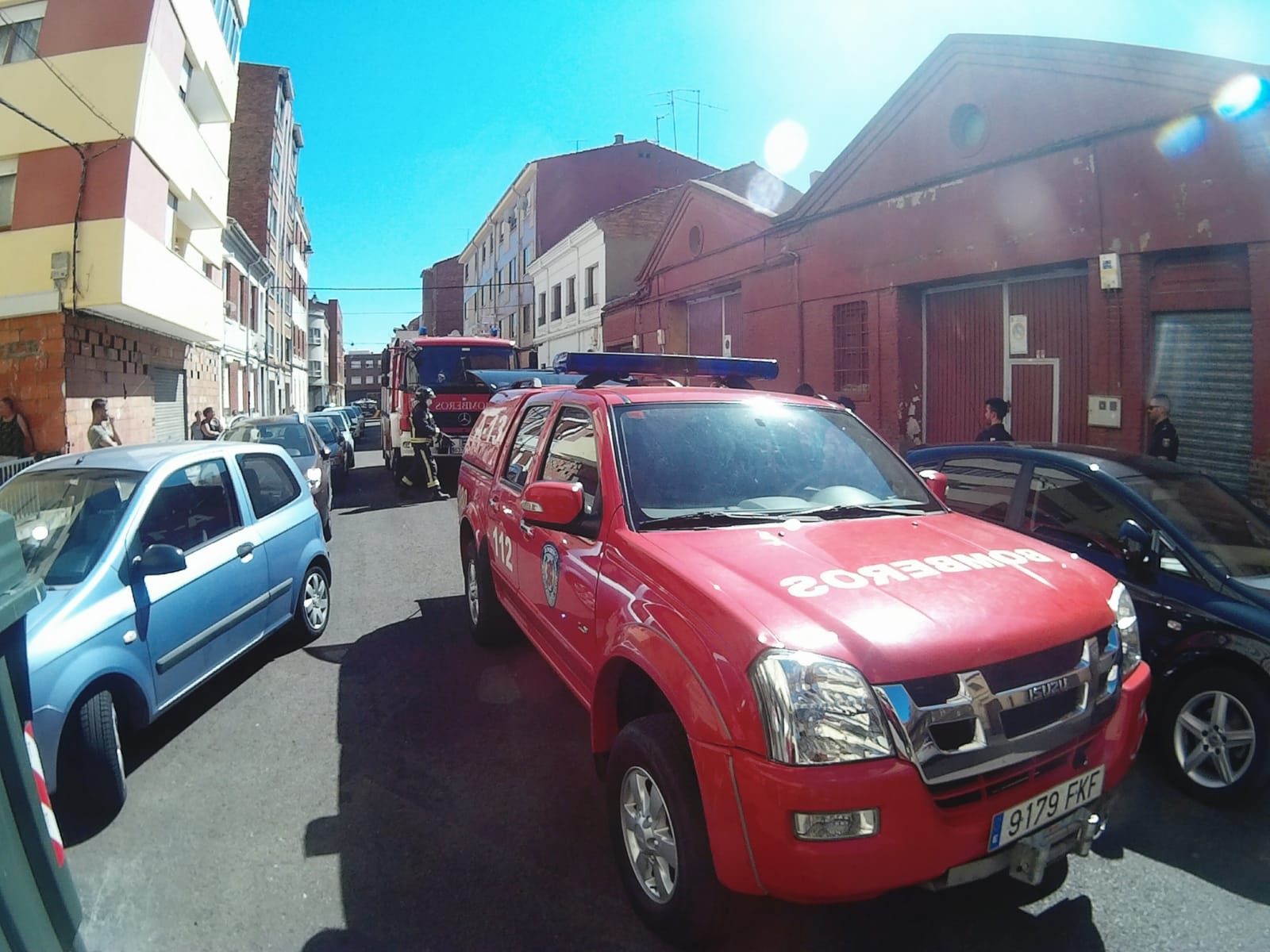 El derrumbe de la cubierta de una nave causa alarma en el barrio de La Vega