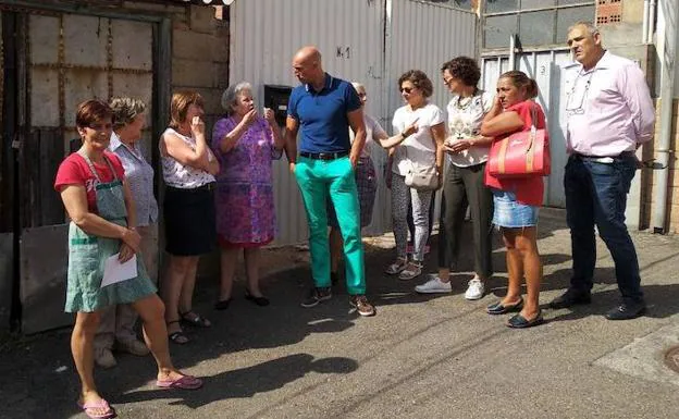 José Antonio Diez, portavoz del PSOE en el Ayuntamiento de León, visita el barrio de Las Ventas.