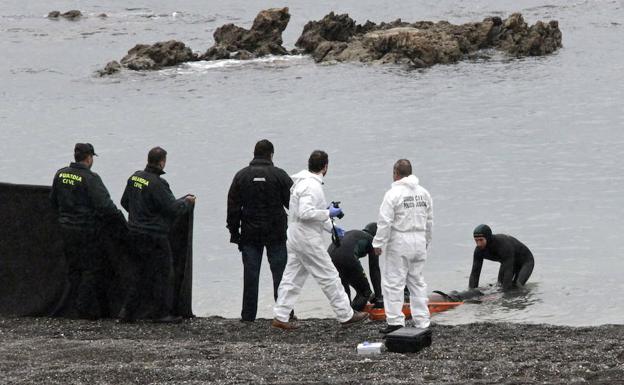 La Guardia Civil recupera el cádaver de un inmigrante en la playa del Tarajal, en Ceuta.