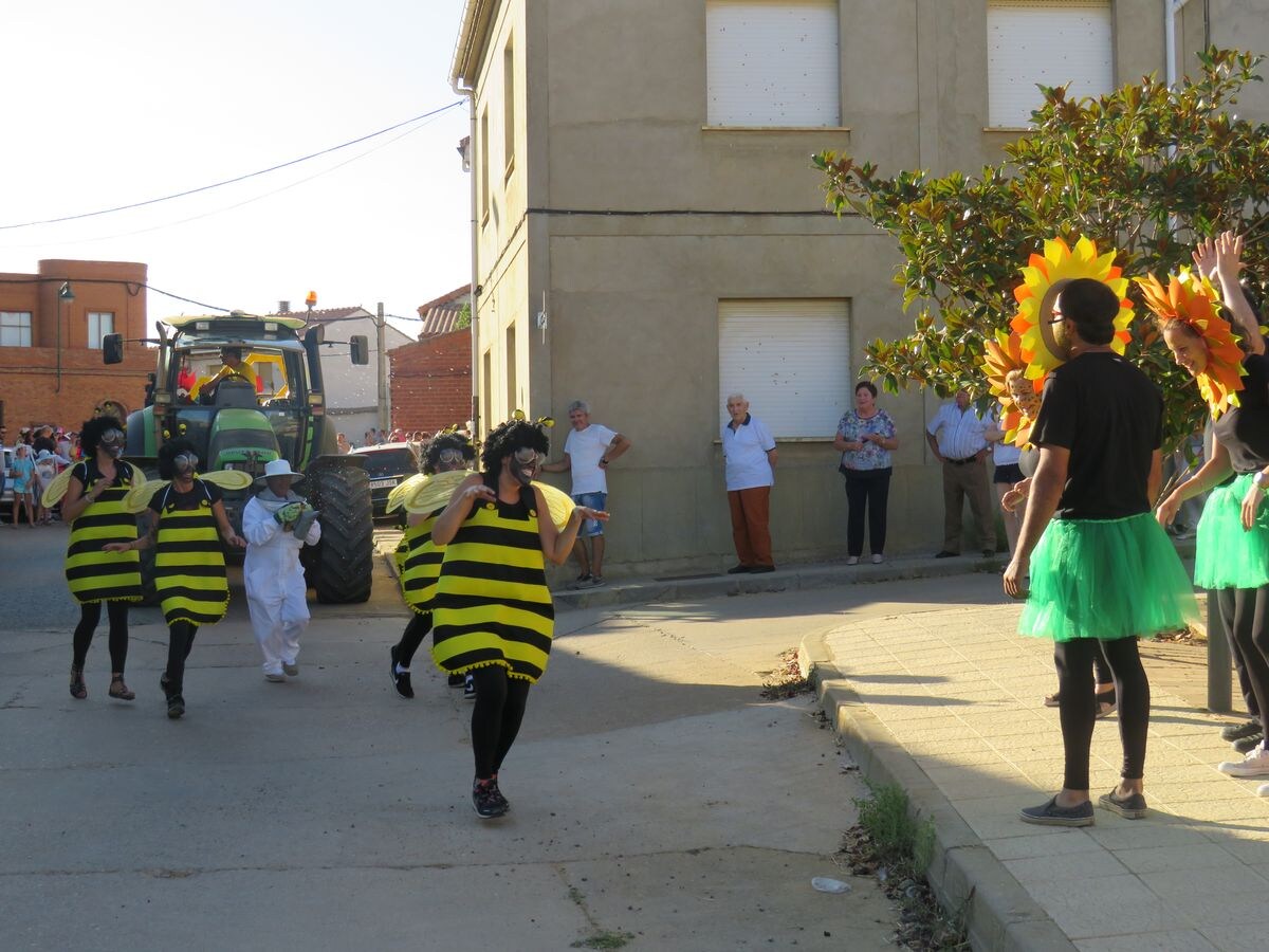 Fotos: Colorido y diversión por las calles de Matadeón de los Oteros