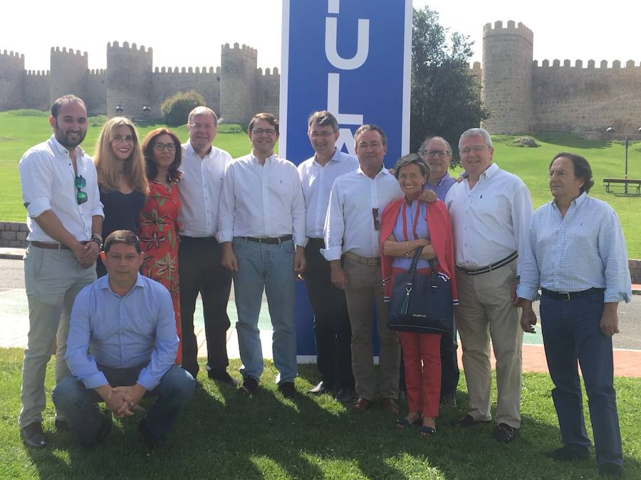 El presidente del Partido Popular, Pablo Casado, presidió en Ávila el acto de inicio del curso político del PP. En la foto acompañado por Alfonso Fernández Mañueco y por Adolfo Suarez