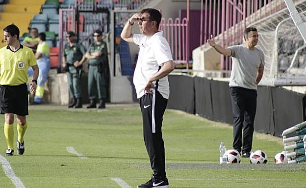 José Manuel Díaz ocupó el puesto de Bolo en el banquillo.