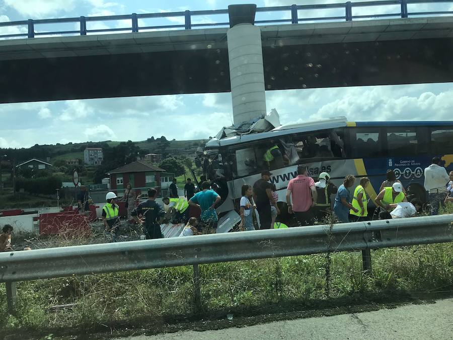 Varios muertos y decenas de heridos tras chocar un autobús contra un pilar de hormingón