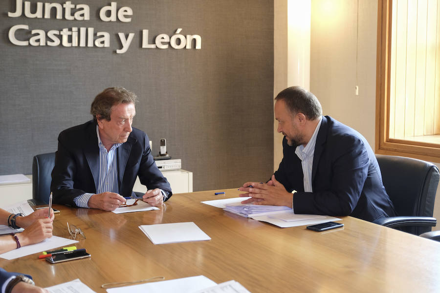 El vicepresidente y consejero de la Presidencia, José Antonio de Santiago-Juárez, en la reunión con el presidente del Consejo Comarcal del Bierzo, Gerardo Álvarez Courel.