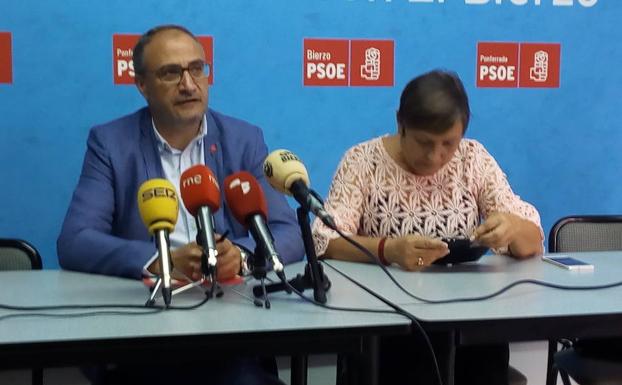 El secretario general del PSOE de Ponferrada, Olegario Ramón, junto a la secretaria de Organización, Carmen Morán, en su comparecencia.