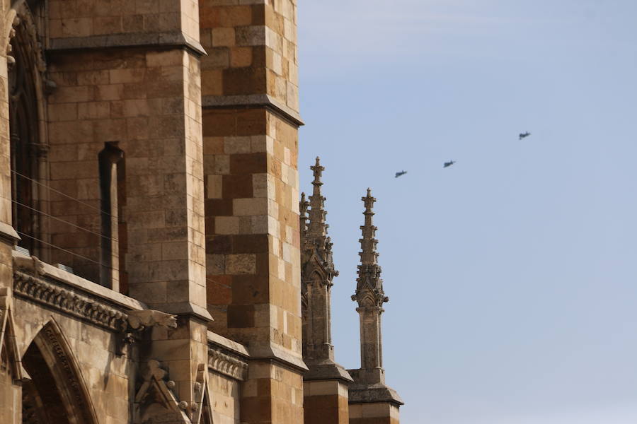 Fotos: Los cazas surcan el cielo de León