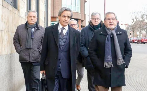 Los consejeros de Caja España, a su llegada al Juzgado de León.