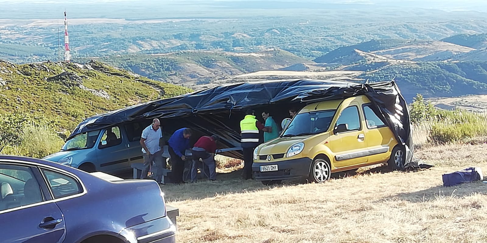 Decenas de personas acudieron en la tarde de ayer a La Camperona en los preparativos para la jornada de este viernes