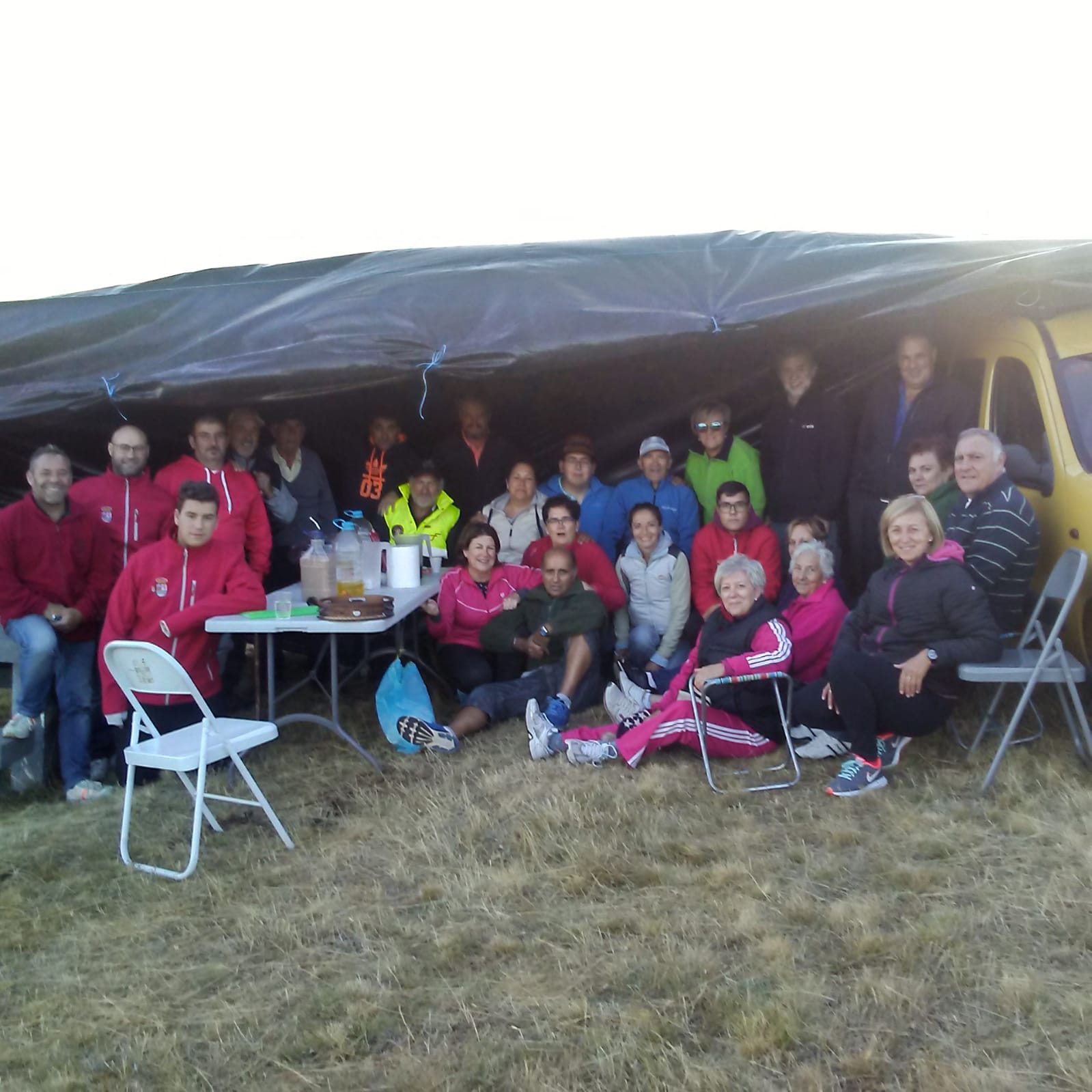 Decenas de personas acudieron en la tarde de ayer a La Camperona en los preparativos para la jornada de este viernes