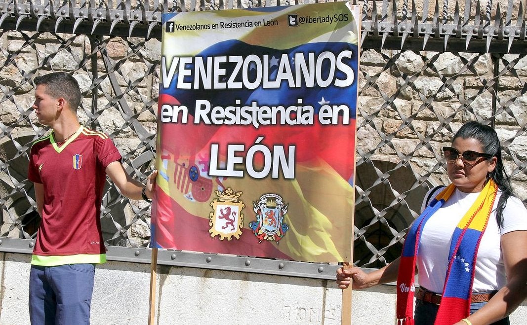 Ciudadanos venezolanos durante un encuentro en León.