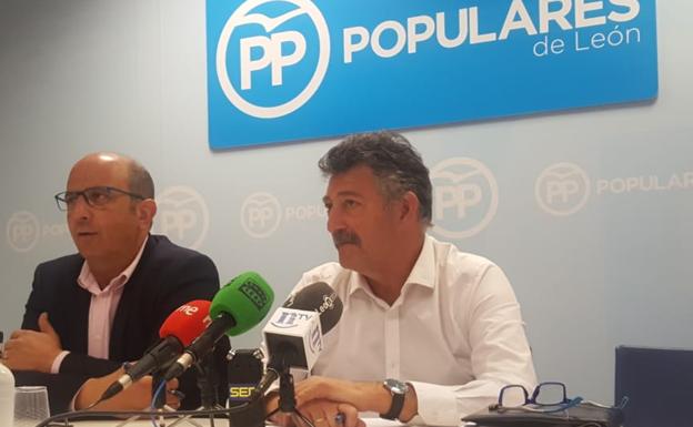 Francisco Castañón y Ángel Calvo, este lunes en la sede del PP. 